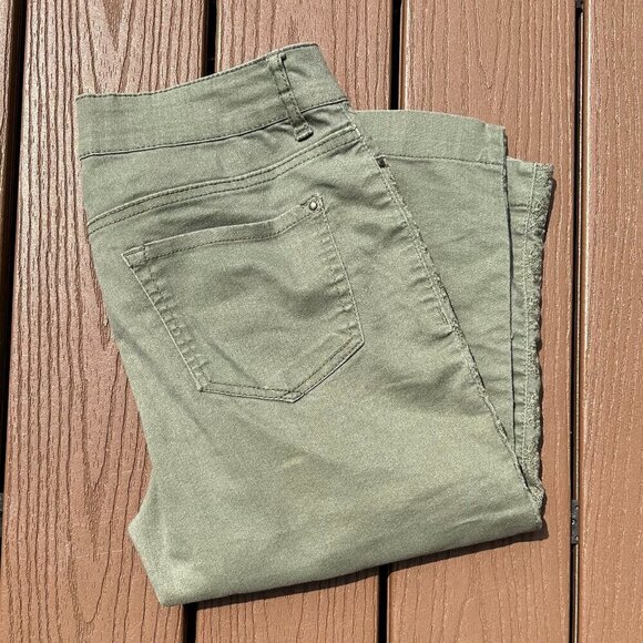 Sonoma Good for Life Modern Fit Capri's Olive Green Side Detailing Women's 4 - Picture 3 of 5